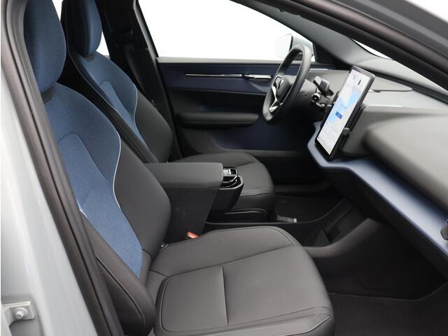 Volvo EX30 Single Motor Extended Range Core / Achteruitrijcamera / Stoel + stuurwielverwarming / Adaptieve cruise control / BLIS