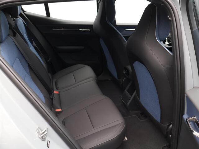 Volvo EX30 Single Motor Extended Range Core / Achteruitrijcamera / Stoel + stuurwielverwarming / Adaptieve cruise control / BLIS