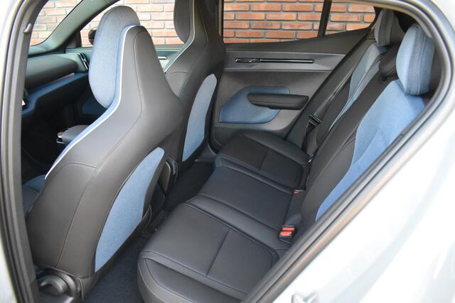 Volvo EX30 Single Motor Extended Range 272PK Plus 69 kWh | Climate | Cameleon tint | Harman & Kardon |