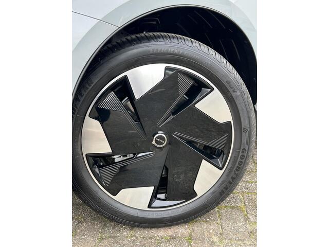 Volvo EX30 Single Motor Extended Range Plus 69 kWh climate line / extra getint glas / trekhaak / 2 jaar extra garantie