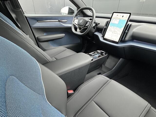 Volvo EX30 Single Motor Extended Range Plus 69 kWh climate line / extra getint glas / trekhaak / 2 jaar extra garantie
