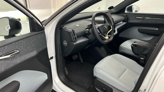 Volvo EX30 Twin Motor Performance Ultra 69 kWh | Panorama dak | Stoelen elektrisch verstelbaar | 360º Camera | Harman/Kardon | Blis | Adaptieve Cruise controle |