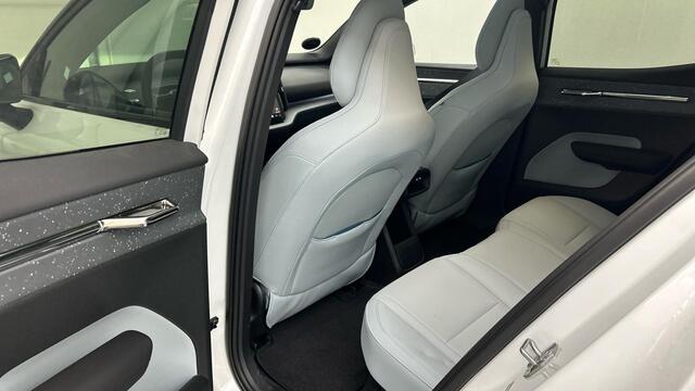 Volvo EX30 Twin Motor Performance Ultra 69 kWh | Panorama dak | Stoelen elektrisch verstelbaar | 360º Camera | Harman/Kardon | Blis | Adaptieve Cruise controle |