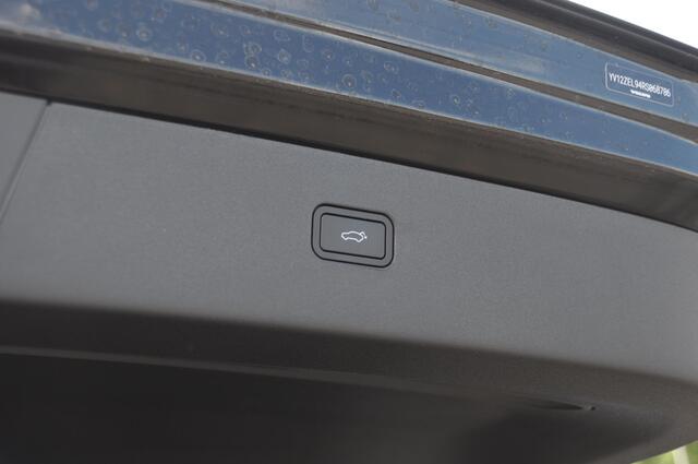 Volvo EX30 272PK Ext. Range Plus Adaptieve cruise control / BLIS / Parkeersensoren met camera / Elektrische achterklep / 20" velgen / Google infotainment / Keyless entry