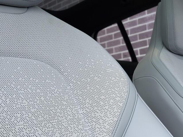 Volvo EX30 Twin Motor Performance Ultra 69 kWh | Panorama dak | Stoelen elektrisch verstelbaar | 360º Camera | Harman/Kardon | Blis | Adaptieve Cruise controle | verwarmde voorstoelen en stuurwiel |