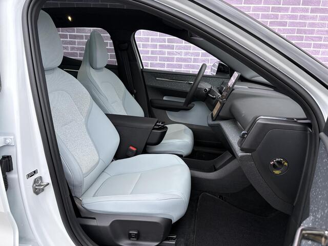Volvo EX30 Twin Motor Performance Ultra 69 kWh | Panorama dak | Stoelen elektrisch verstelbaar | 360º Camera | Harman/Kardon | Blis | Adaptieve Cruise controle | verwarmde voorstoelen en stuurwiel |