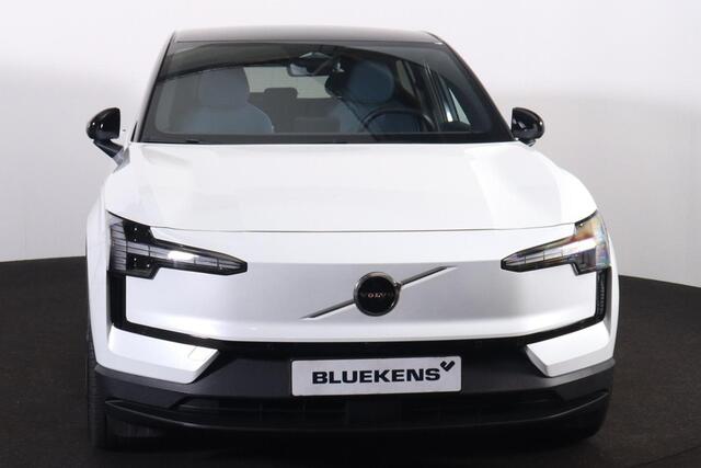 Volvo EX30 Extended Range Plus 69 kWh Adaptive Cruise Control - Climate pack - Parkeercamera achter - Elektrisch bedienbare voorstoelen - Verwarmde voorstoelen & stuur - Parkeersensoren voor & achter - Draadloze tel. lader - Extra getint glas - 20' LMV