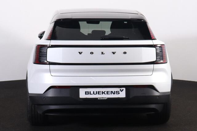 Volvo EX30 Extended Range Plus 69 kWh Adaptive Cruise Control - Climate pack - Parkeercamera achter - Elektrisch bedienbare voorstoelen - Verwarmde voorstoelen & stuur - Parkeersensoren voor & achter - Draadloze tel. lader - Extra getint glas - 20' LMV