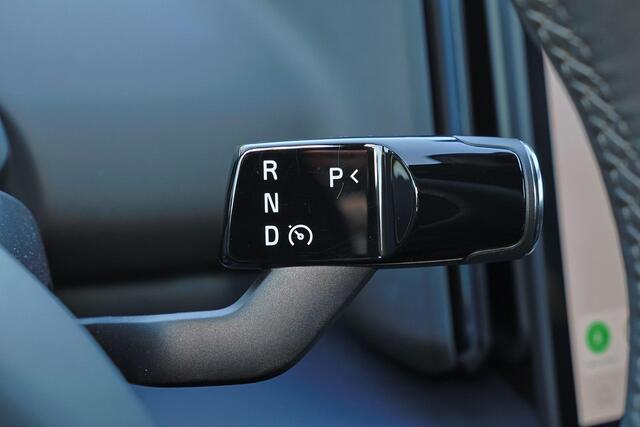 Volvo EX30 Extended Range Plus 69 kWh Adaptive Cruise Control - Climate pack - Parkeercamera achter - Elektrisch bedienbare voorstoelen - Verwarmde voorstoelen & stuur - Parkeersensoren voor & achter - Draadloze tel. lader - Extra getint glas - 20' LMV