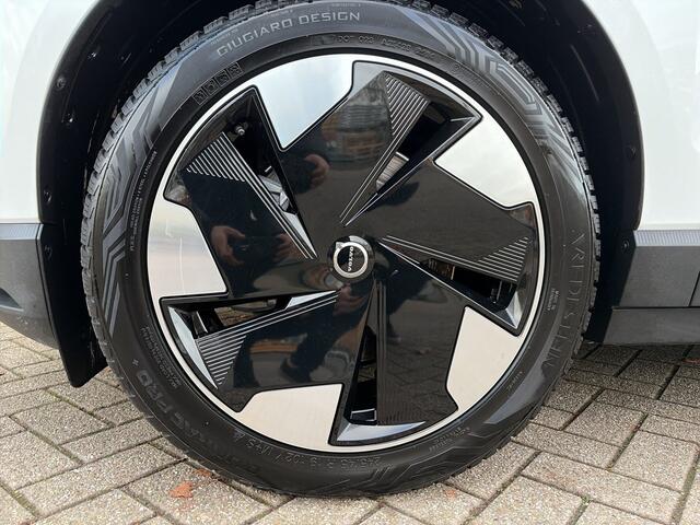 Volvo EX30 Single Motor Extended Range Plus 69 kWh / Pine interieur / Trekhaak / Stoel & stuur verwarming /