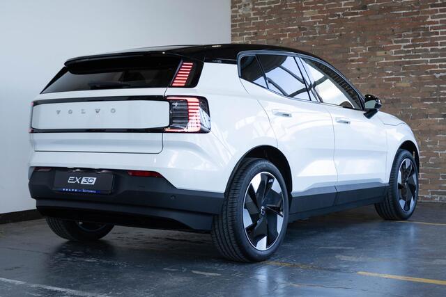 Volvo EX30 Single Motor Extended Range Plus | Incl. Volvo Verlengde garantie | Direct Beschikbaar | Adaptieve Cruise Control | Pilot Assist | Harman/Kardon Audiosysteem | Getint Glas | Parkeersensoren voor en achter | Parkeercamera achter | 19" Lichtmetalen velgen |