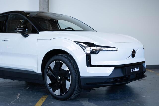 Volvo EX30 Single Motor Extended Range Plus | Incl. Volvo Verlengde garantie | Direct Beschikbaar | Adaptieve Cruise Control | Pilot Assist | Harman/Kardon Audiosysteem | Getint Glas | Parkeersensoren voor en achter | Parkeercamera achter | 19" Lichtmetalen velgen |