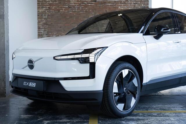 Volvo EX30 Single Motor Extended Range Plus | Incl. Volvo Verlengde garantie | Direct Beschikbaar | Adaptieve Cruise Control | Pilot Assist | Harman/Kardon Audiosysteem | Getint Glas | Parkeersensoren voor en achter | Parkeercamera achter | 19" Lichtmetalen velgen |