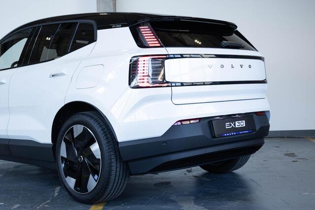 Volvo EX30 Single Motor Extended Range Plus | Incl. Volvo Verlengde garantie | Direct Beschikbaar | Adaptieve Cruise Control | Pilot Assist | Harman/Kardon Audiosysteem | Getint Glas | Parkeersensoren voor en achter | Parkeercamera achter | 19" Lichtmetalen velgen |