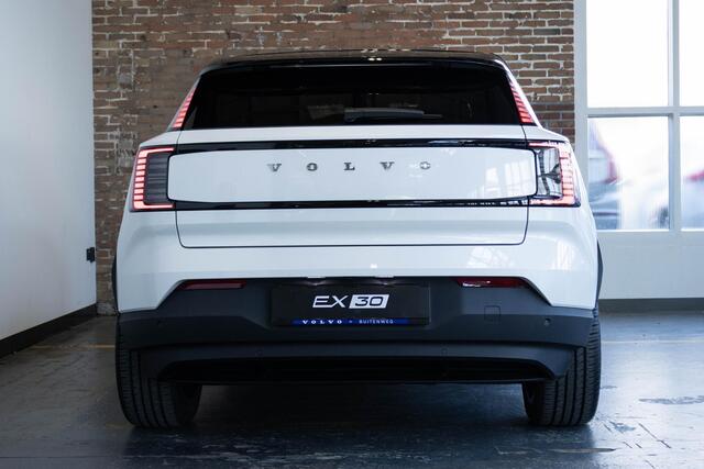 Volvo EX30 Single Motor Extended Range Plus | Incl. Volvo Verlengde garantie | Direct Beschikbaar | Adaptieve Cruise Control | Pilot Assist | Harman/Kardon Audiosysteem | Getint Glas | Parkeersensoren voor en achter | Parkeercamera achter | 19" Lichtmetalen velgen |