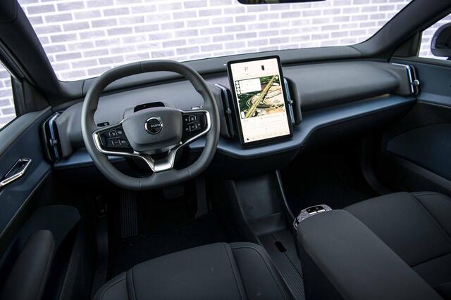 Volvo EX30 Cross Country Twin Motor Performance Ultra 69 kWh | Trekhaak | 4x4 | Adaptieve Cruise | Stoel-/Stuurverwarming | Keyless | 360 Camera | Panoramadak | Elektr. Stoelen | Harman Kardon Audio | Elek. Achterklep | Getint Glas |