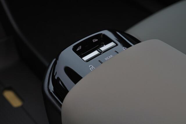 Volvo EX30 Cross Country Twin Motor Performance Ultra 69 kWh Adaptieve cruise control - Panoramadak - Elektrisch verstelbare stoelen - 360º Camera - Verwarmbare voorstoelen & stuuwiel - Harman Kardon Audio - Keyless - Elektrisch bedienbare achterklep - Getinte rame