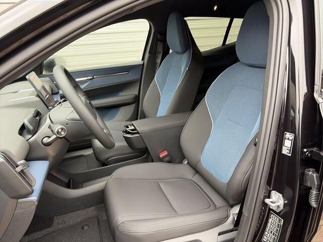 Volvo EX30 Extended Range Black Edition 69 kWh / Elektrisch verstelbare voorstoelen / Pack Climat / 19" /