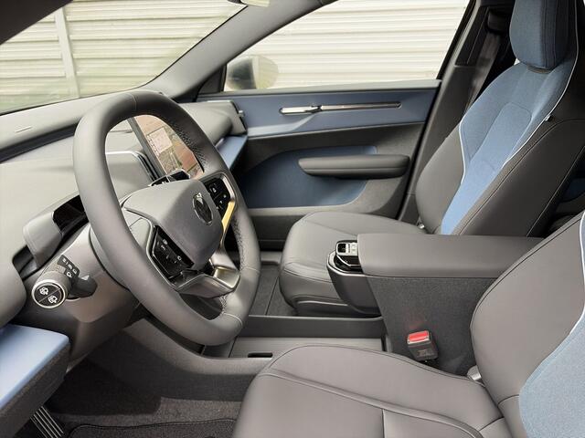 Volvo EX30 Extended Range Black Edition 69 kWh / Elektrisch verstelbare voorstoelen / Pack Climat / 19" /