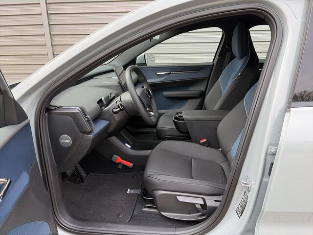 Volvo EX30 Single Motor Extended Range Core 69 kWh / Stuur & Stoelverwarming / Trekhaak /