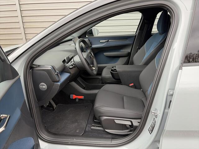 Volvo EX30 Single Motor Extended Range Plus 69 kWh / Trekhaak / Stuur & Stoelverwarming / All seasonbanden /