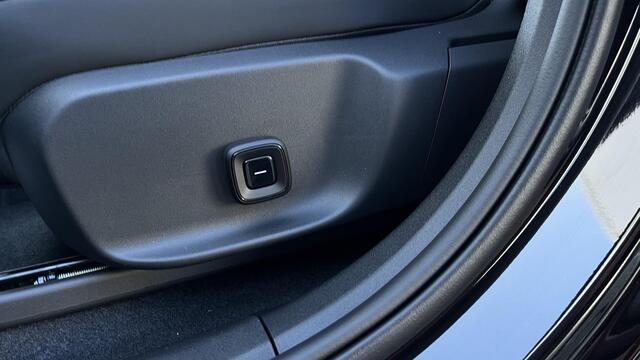 Volvo EX30 Single Motor Ext Range Ultra Black Ed Euro 69 kWh Black Edition | Europa | 69 kWh| Adaptive Cruise Control | Stoel + Stuurverwarming | 360 graden camera | 20 Inch | Getint Glas | Harman Kardon Audio | Panoramadak |