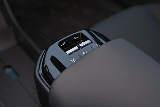 Volvo EX30 Cross Country Twin Motor Performance Ultra 69 kWh Adaptieve cruise control - Panoramadak - Elektrisch verstelbare stoelen - 360º Camera - Verwarmbare voorstoelen & stuuwiel - Harman Kardon Audio - Keyless - Elektrisch bedienbare achterklep - Getinte ramen