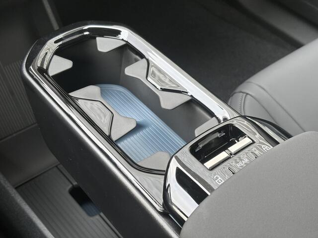 Volvo EX30 P5 Long Range Plus Black Edition Europa 69 kWh | 19" 5-spaaks Glossy Black | Adaptieve Cruise Control | Parkeersensoren voor + achter | Stoel & stuurwiel verwarmd | Elektr. verstelbare voorstoelen | Harman Kardon Audio |