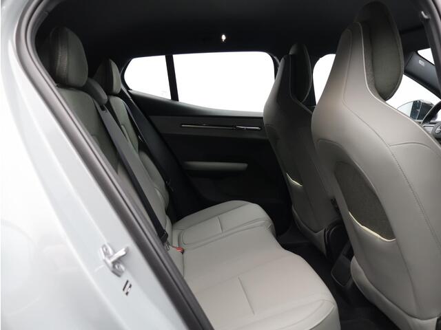 Volvo EX30 Single Motor Extended Range Plus 69 kWh / Stoel+Stuurverwarming / Harman Kardon / Achteruitrijcamera / Adaptive Cruise / BLIS / Pilot Assist / Keyless /