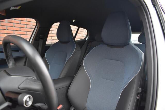 Volvo EX30 Extended Range 272PK Plus 69 kWh | Trekhaak | All-Season | Climate |