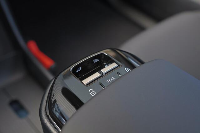 Volvo EX30 Single Motor Extended Range Plus 69 kWh - 20' LMV - Adaptive Cruise Control - Pilot Assist - BLIS dodehoekassistentie - Harman Kardon audio - Keyless Drive - Elektr. bedienbare achterklep - Parkeersensoren voor & achter - Parkeercamera achter - Google inf