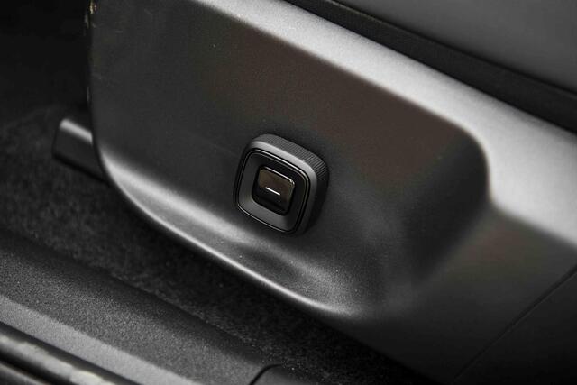 Volvo EX30 Cross Country Twin Motor Performance Ultra 69 kWh | Google | Long Range | 4x4 | Adaptieve Cruise | Stoel-/Stuurverwarming | Keyless | 360 Camera | Panoramadak | Elektr. Stoelen | Harman Kardon Audio | Elek. Achterklep | Getint Glas