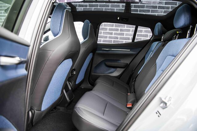 Volvo EX30 Cross Country Twin Motor Performance Ultra 69 kWh | Google | Long Range | 4x4 | Adaptieve Cruise | Stoel-/Stuurverwarming | Keyless | 360 Camera | Panoramadak | Elektr. Stoelen | Harman Kardon Audio | Elek. Achterklep | Getint Glas