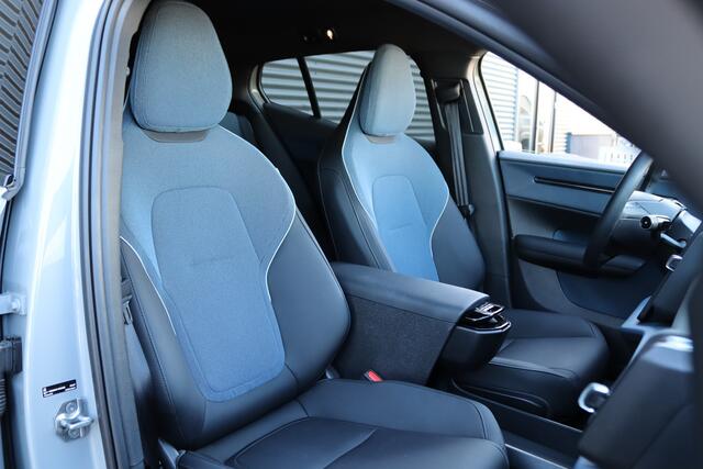 Volvo EX30 Extended Range Plus 69 kWh Harman Kardon/Keyless/Camera/BLIS/Trekhaak wegkl./19"
