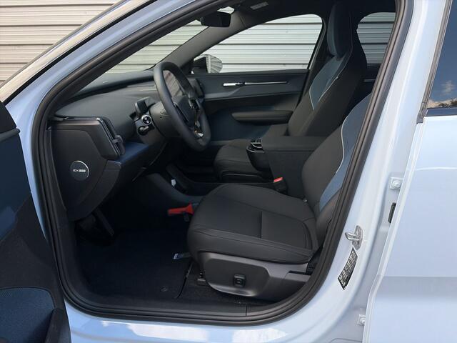 Volvo EX30 Extended Range Plus 69 kWh / Pack Climat / Elektrisch verstelbare voorstoelen / Black Pack /