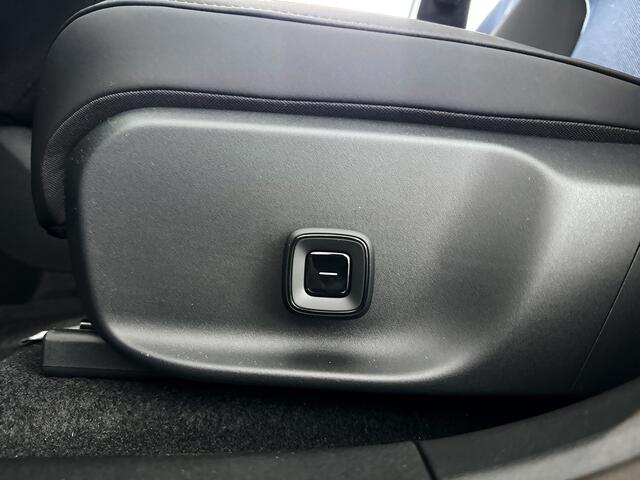 Volvo EX30 P3 Long Range Plus Europa 69 kWh | Parkeercamera | Harman Kardon | Stoel- en Stuurverwarming | Elektrische stoelen