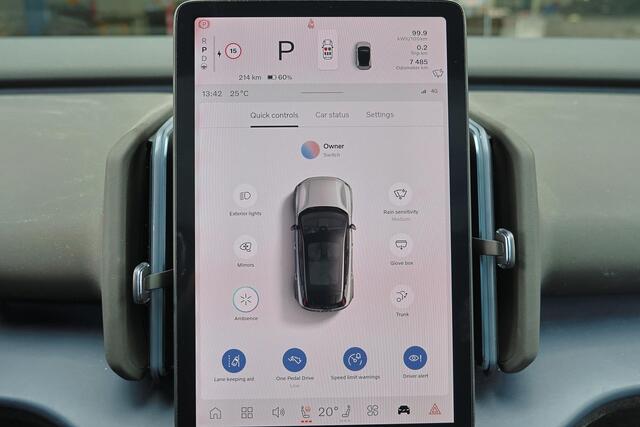Volvo EX30 Extended Range Ultra 69 kWh - Panoramadak - Adaptive Cruise Control - Harman/Kardon audio - Verwarmde voorstoelen & stuur - Parkeersensoren voor & achter - Extra getint glas - 20' LMV