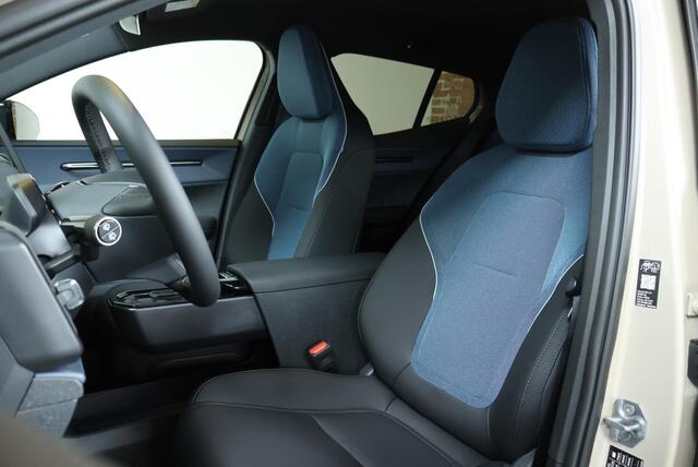 Volvo EX30 P3 Plus Europa 51 kWh | Google Infotainment | Stoelverwarming | Stuurwielverwarming | Google Infotainment | Parkeercamera | Parkeersensoren voor + achter | Electrische bedienbare voorstoelen |