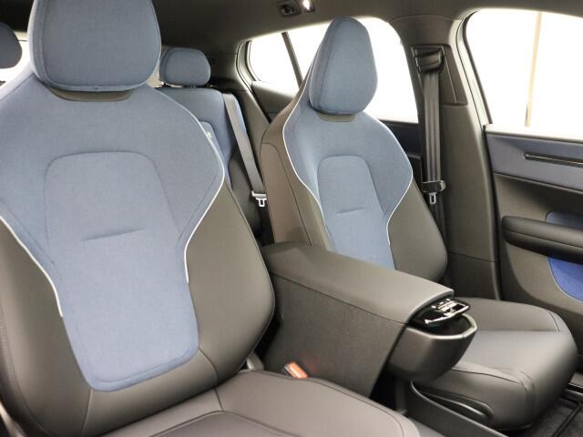 Volvo EX30 Extended Range Plus / Harman&Kardon Audio / 19'' / El. Achterklep / PDC + Camera / Zwart dak / 19" / Google / ACC / BLIS /