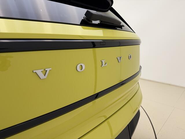 Volvo EX30 Extended Range Plus 69 kWh / Stoel/- en stuurverwarming / Harman & Kardon audio / Elektrische achterklep / 19 inch / Getint glas /