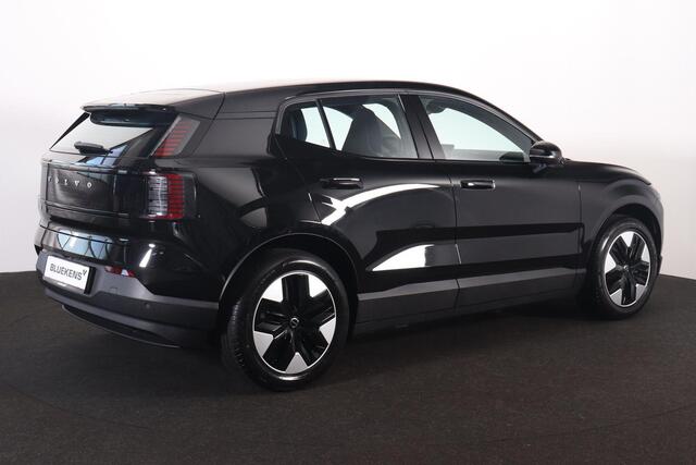 Volvo EX30 P3 Long Range Plus Europa 69 kWh - Adaptive Cruise Control - Harman/Kardon audio - Parkeercamera achter - Elektrisch bedienbare voorstoelen - Verwarmde voorstoelen & stuur - Parkeersensoren voor & achter - Draadloze tel. lader - 18' LMV