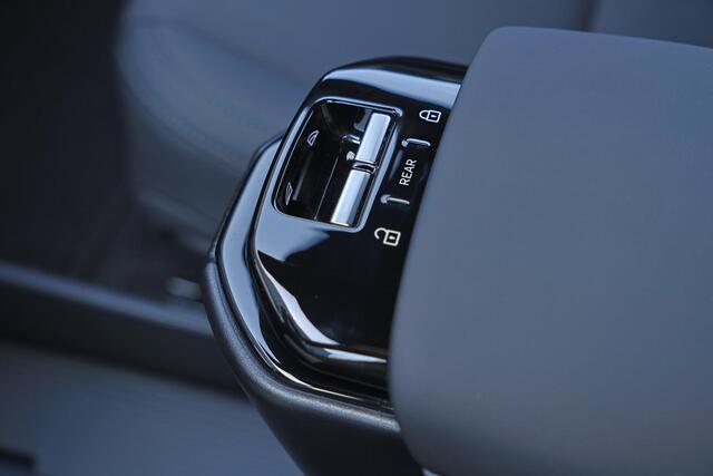 Volvo EX30 P3 Long Range Plus Europa 69 kWh - Adaptive Cruise Control - Harman/Kardon audio - Parkeercamera achter - Elektrisch bedienbare voorstoelen - Verwarmde voorstoelen & stuur - Parkeersensoren voor & achter - Draadloze tel. lader - 18' LMV