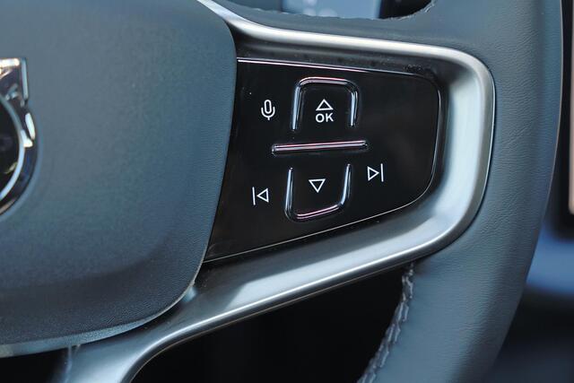 Volvo EX30 P3 Long Range Plus Europa 69 kWh - Adaptive Cruise Control - Harman/Kardon audio - Parkeercamera achter - Elektrisch bedienbare voorstoelen - Verwarmde voorstoelen & stuur - Parkeersensoren voor & achter - Draadloze tel. lader - 18' LMV