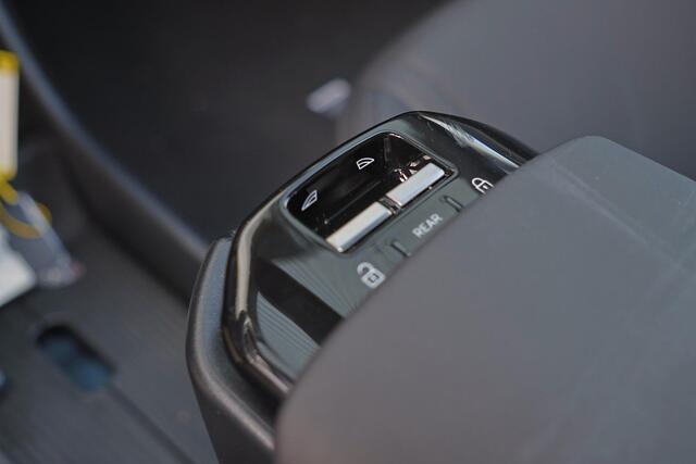 Volvo EX30 Extended Range Plus 69 kWh - Climate Pack - Adaptive Cruise Control - Parkeersensoren voor & achter - Extra getint glas - 19' LMV