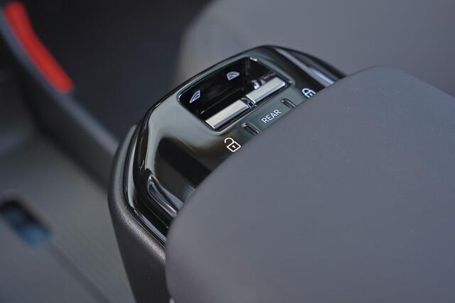 Volvo EX30 P5 Long Range Plus Europa - Black Edition - Adaptive Cruise Control - Harman/Kardon audio - Parkeercamera achter - Elektrisch bedienbare voorstoelen - Verwarmde voorstoelen & stuur - Parkeersensoren voor & achter - Draadloze tel. lader - 20' LMV