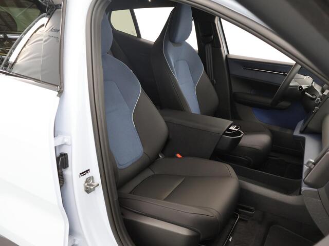 Volvo EX30 P5 Long Range electric Plus | HarmanKardon Audio| Stoel/Stuurwielverwarming | Dodehoekdetectie | 360 graden Camera |