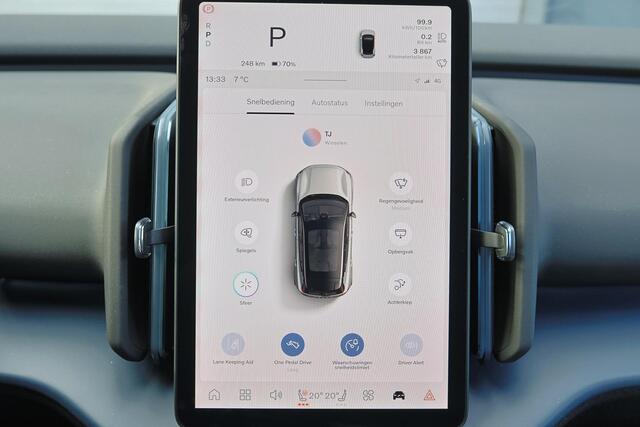 Volvo EX30 Single Motor Extended Range Plus Europa 69 kWh - Adaptive Cruise Control - Pilot Assist - Harman/Kardon audio - Parkeercamera achter - Elektrisch bedienbare voorstoelen - Verwarmde voorstoelen & stuur - Parkeersensoren voor & achter - Draadloze tel. lader - BLIS dodehoekassistentie - 20" LMV