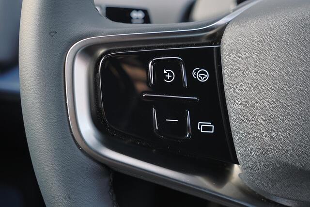 Volvo EX30 Single Motor Extended Range Plus Europa 69 kWh - Adaptive Cruise Control - Pilot Assist - Harman/Kardon audio - Parkeercamera achter - Elektrisch bedienbare voorstoelen - Verwarmde voorstoelen & stuur - Parkeersensoren voor & achter - Draadloze tel. lader - BLIS dodehoekassistentie - 20" LMV