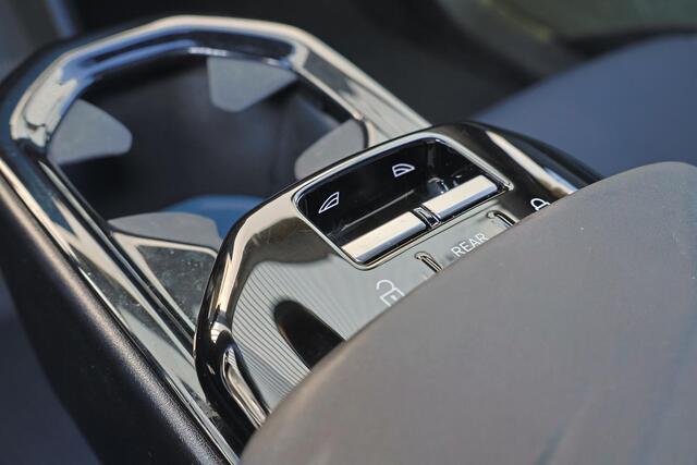 Volvo EX30 Performance Ultra 69 kWh - 360º Camera - Harman/Kardon audio - Verwarmde voorstoelen & stuur - Parkeersensoren voor & achter - Extra getint glas - 20' LMV