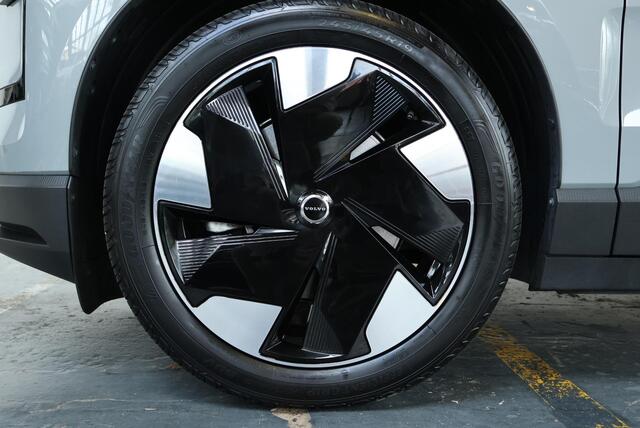 Volvo EX30 Single Motor Extended Range Plus 69 kWh | Stoel en Stuurwielverwarming | Harman Kardon Premium Audio | Keyless Entry | 19" Lichtmetalen Velgen| Zwart Dak | Google Infotainment | Achteruitrijcamera | Parkeersensoren voor + achter |